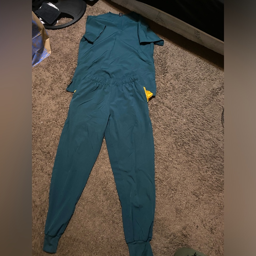 3 scrub sets - Picture 2 of 3